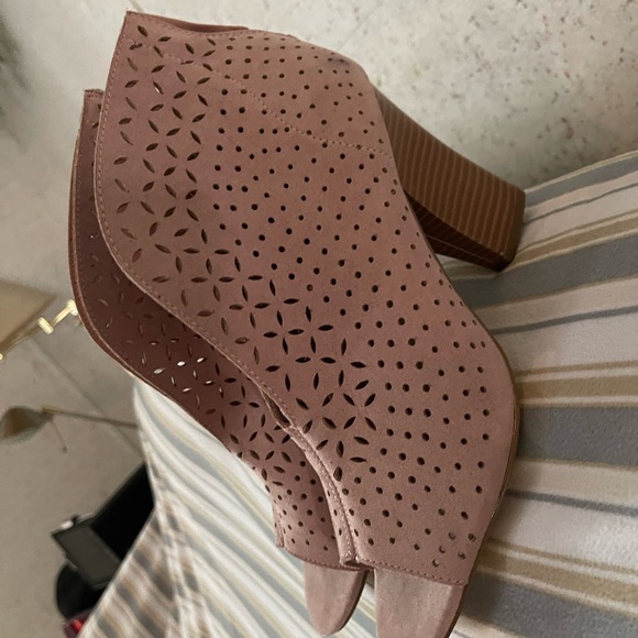 Shoes - Picture 3 of 6